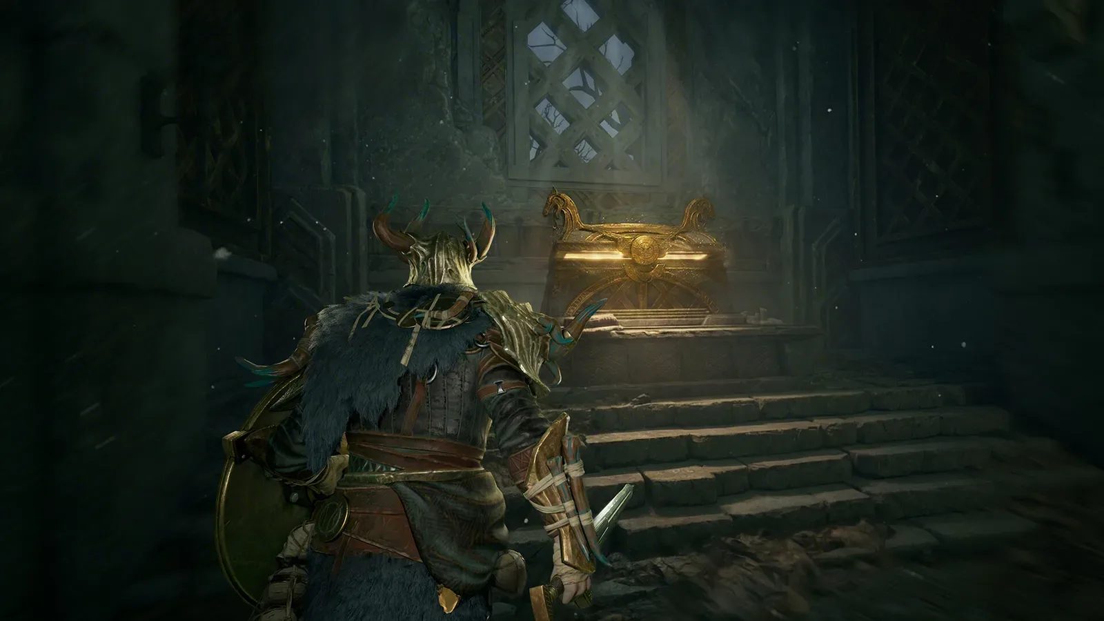 Jogador diante de um baú dourado iluminado em uma ruína de Mistfall Hunter