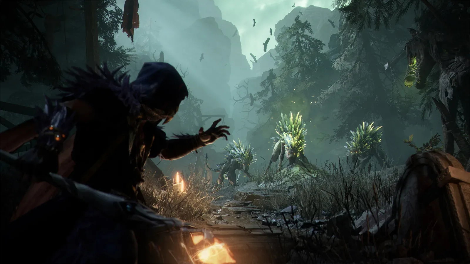 Dois jogadores encapuzados de tocaia atrás da vegetação, observando criaturas em uma floresta enevoada de Mistfall Hunter