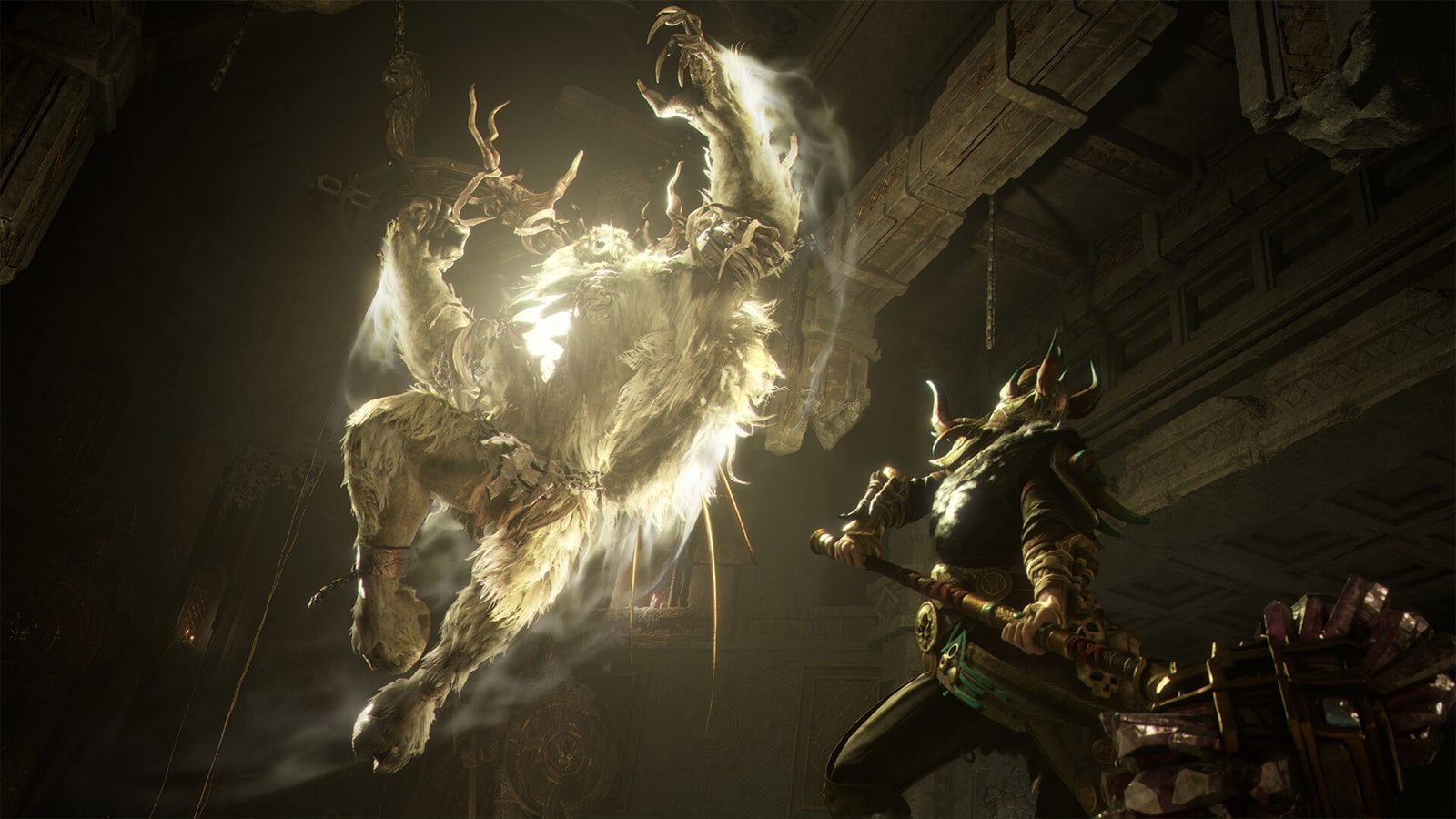 Combate contra um chefe cercado de magia dourada em Mistfall Hunter